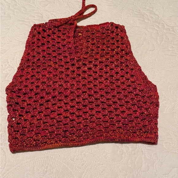 Chic Red Knit Sleeveless Top with Gold Accents S-Petite - Picture 4 of 6